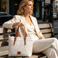 👜 PROMO LIMITÉE 50% DE RÉDUCTION ! 👒💃 Sac Fourre-Tout Élégant en Dentelle Blanche – Grand Compartiment, Bretelles Réglables 🔐
